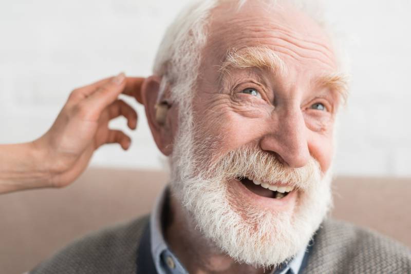Comment se passe le traitement des acouphènes avec l'appareil auditif.